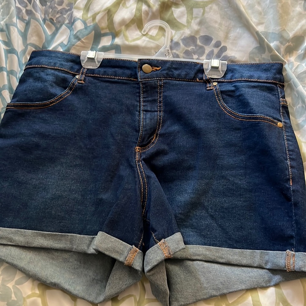 Women’s size 16 mid rise shorts